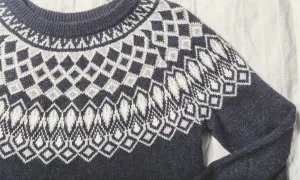 Ciemnoszary sweter z norweskim wzorem. Dowiedz się, jak uratować sfilcowany sweter, by znów był jak nowy.