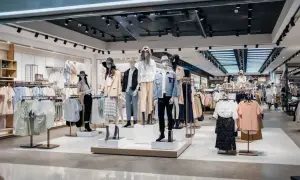 Manekiny w sklepie odzieżowym prezentują wiosenne stylizacje. Uważaj na zaniżona rozmiarówka, bo ubrania mogą być mniejsze niż się wydaje.