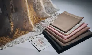 Delikatna koronka i gładkie tkaniny w pastelowych kolorach. Czy to cupro? To materiał o jedwabistym połysku, idealny na elegancką odzież.