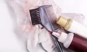 Jak sprać farbę do włosów z ubrań? Skuteczne metody na plamy