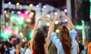Jak się ubrać na koncert pop, aby czuć się stylowo i komfortowo