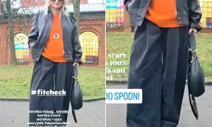 Kobieta w pomarańczowym swetrze, czarnej ramonesce i szerokich, szarych sztruksach. Stylowy #fitcheck.