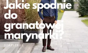 Mężczyzna w granatowej koszuli i brązowych spodniach, idealnie dobranych do granatowej marynarki. Szafler.pl podpowiada, jakie spodnie do granatowej marynarki wybrać.