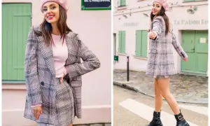 Dziewczyna w różowym beretce i kraciastej marynarce z mini spódniczką, uosobienie preppy style, pozuje na tle paryskiej uliczki.