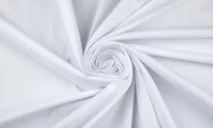 Biała popelina ułożona w wir, przypominająca płatki śniegu.