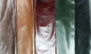 Pięć pasów skóry anilinowej w odcieniach brązu, bordo, zieleni i grafitu. Naturalne zagniecenia podkreślają jej miękkość.
