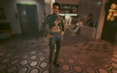 Kobieta w stylu cyberpunk, w skórzanej kurtce i spodniach, z tatuażami na brzuchu, stoi na heksagonalnej posadzce.