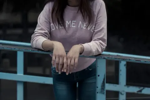 Jak wybrać idealną bluzę damską na co dzień? Trendy, fasony i praktyczne wskazówki do stylizacji