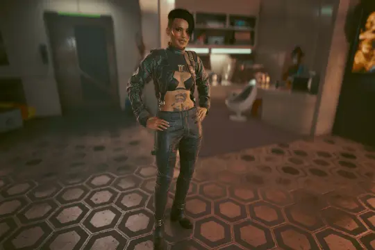 Kobieta w stylu cyberpunk, w skórzanej kurtce i spodniach, z tatuażami na brzuchu, stoi na heksagonalnej posadzce.