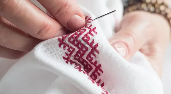 Jak wyszywać na ubraniach: proste techniki i materiały dla początkujących