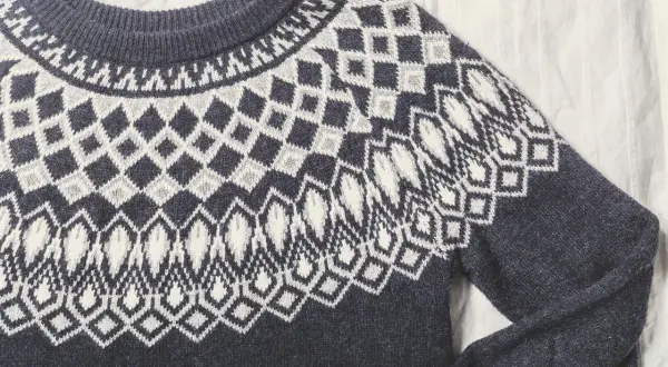 Ciemnoszary sweter z norweskim wzorem. Dowiedz się, jak uratować sfilcowany sweter, by znów był jak nowy.