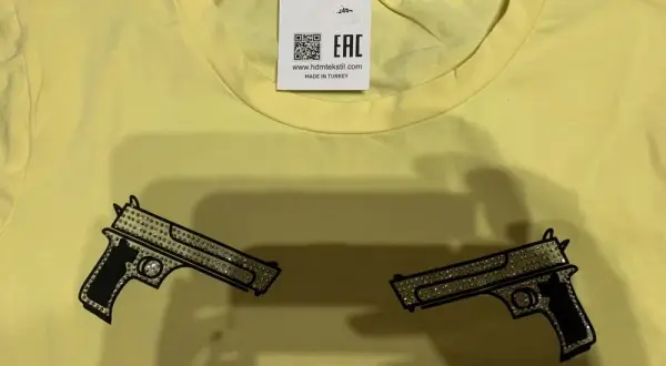 Pokaz co tam masz pod bluzką - co naprawdę oznacza ta fraza w Pistolet?