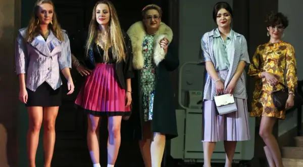 Pięć kobiet w stylizacjach na imprezę w stylu PRL. Inspiracje, jak się ubrać na taką imprezę, od lat 70. do 80.