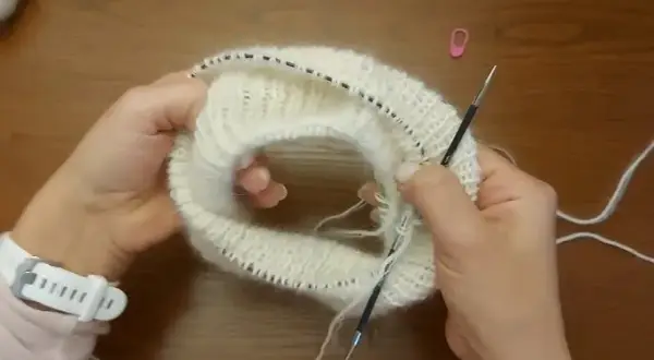Jak zwęzić sweter robiony na drutach i uzyskać idealne dopasowanie