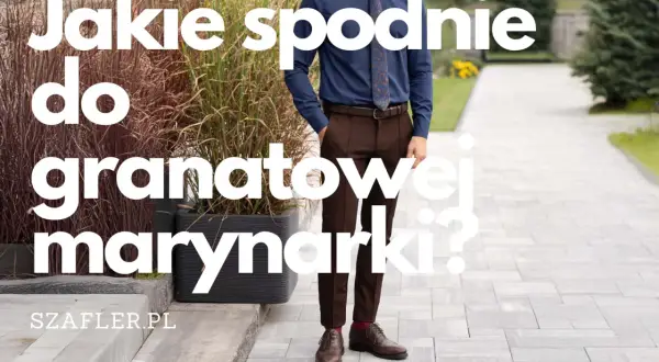 Mężczyzna w granatowej koszuli i brązowych spodniach, idealnie dobranych do granatowej marynarki. Szafler.pl podpowiada, jakie spodnie do granatowej marynarki wybrać.