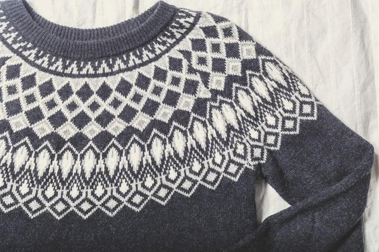 Ciemnoszary sweter z norweskim wzorem. Dowiedz się, jak uratować sfilcowany sweter, by znów był jak nowy.