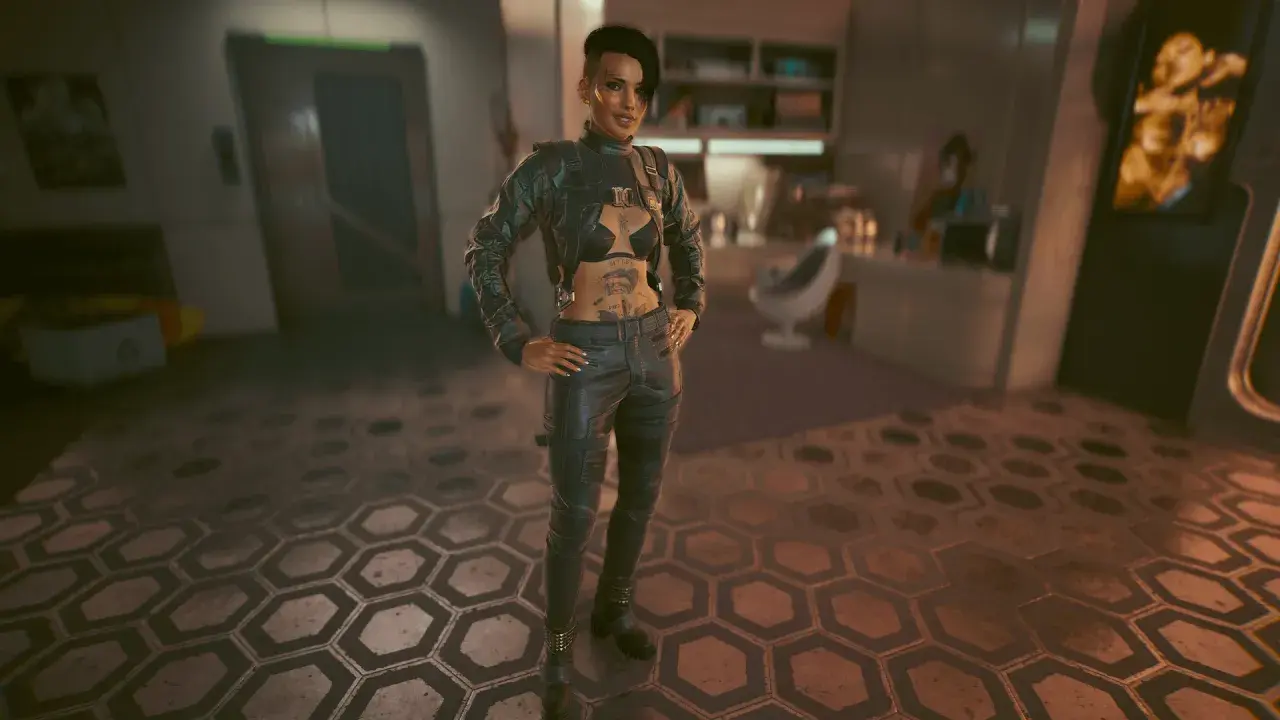 Kobieta w stylu cyberpunk, w skórzanej kurtce i spodniach, z tatuażami na brzuchu, stoi na heksagonalnej posadzce.
