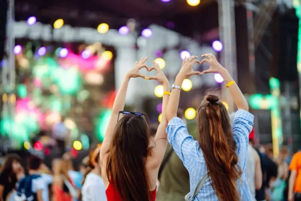 Jak się ubrać na koncert pop, aby czuć się stylowo i komfortowo