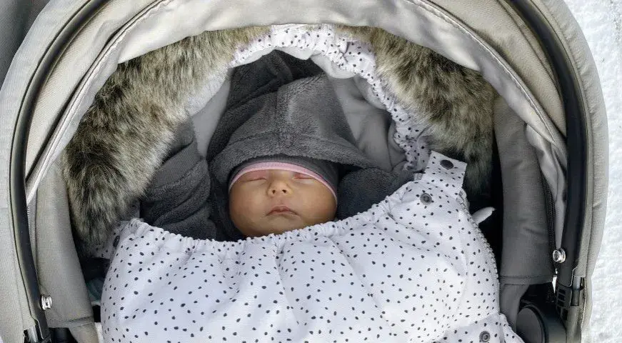 Jak ubrać noworodka na wyjście ze szpitala zimą, aby było mu ciepło