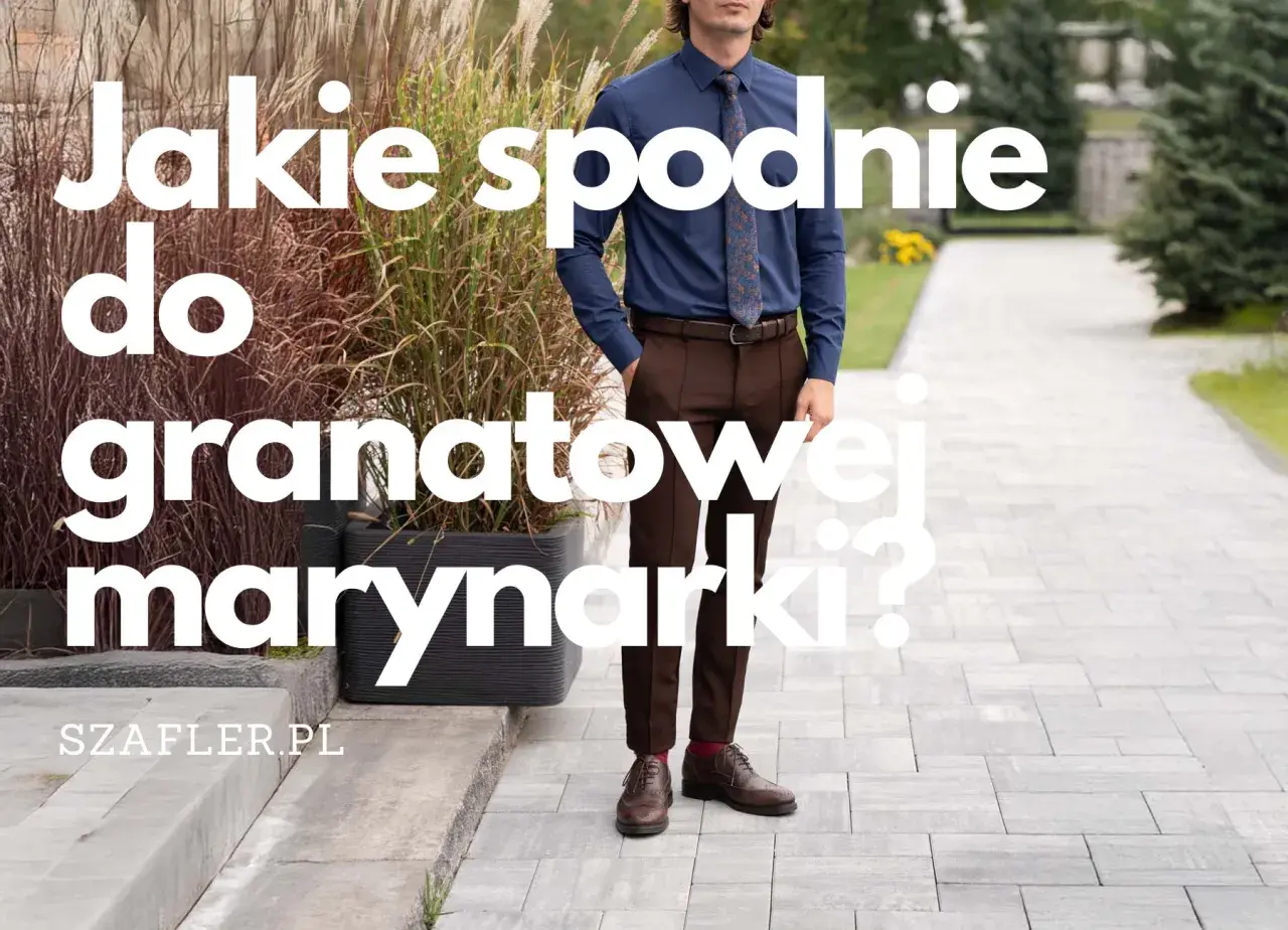 Mężczyzna w granatowej koszuli i brązowych spodniach, idealnie dobranych do granatowej marynarki. Szafler.pl podpowiada, jakie spodnie do granatowej marynarki wybrać.