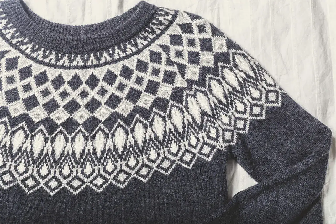 Ciemnoszary sweter z norweskim wzorem. Dowiedz się, jak uratować sfilcowany sweter, by znów był jak nowy.