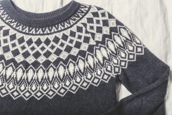 Ciemnoszary sweter z norweskim wzorem. Dowiedz się, jak uratować sfilcowany sweter, by znów był jak nowy.