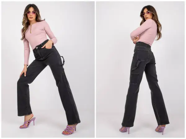 Modelka w różowym topie i ciemnych jeansach straight. Co to znaczy? Proste nogawki, które nie opinają, ale też nie są za szerokie.