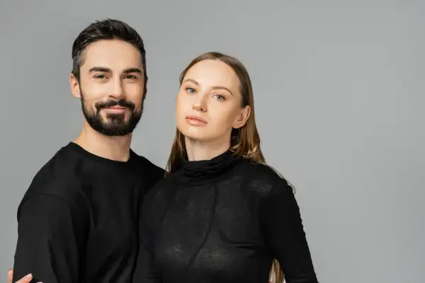 Para, która uosabia styl unisex. On i ona w czarnych, prostych ubraniach, wyglądają nowocześnie i ponadczasowo.