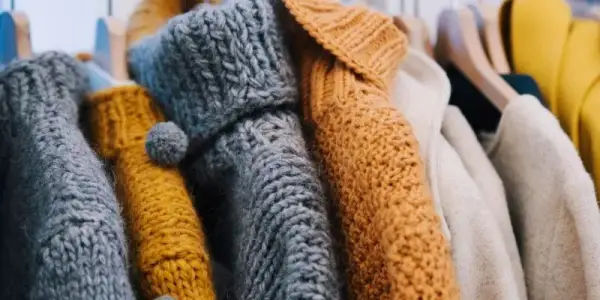 Jak suszyć sweter, aby uniknąć deformacji i zachować kształt