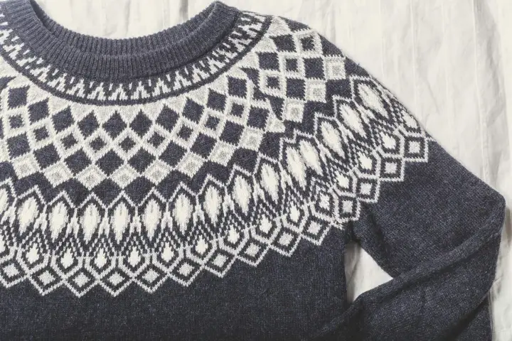 Ciemnoszary sweter z norweskim wzorem. Dowiedz się, jak uratować sfilcowany sweter, by znów był jak nowy.